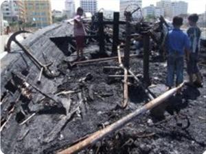 2.9.09 Perahu Nelayan diBom, PIC,  DataFiles_Cache_TempImgs_2009_2_images_News_2009_09_01_boat-burnt_300_0 Perahu Nelayan Palestina Dibom Israel (PIC)