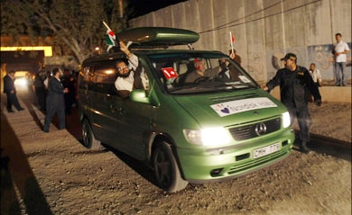 Konvoi Bantuan Kemanusiaan Warga Eropa, Miles Of Smiles, Masuki Gaza (AlAqsa Voice)