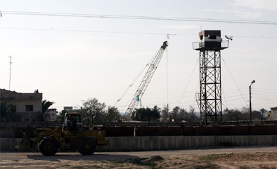 Pembangunan tembok baja (foto: AV)