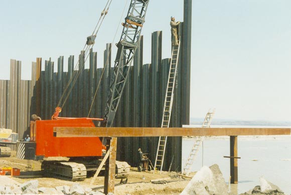 Tembok baja yang sedang mulai dibangun di perbatasan Mesir dengan Jalur Gaza (foto: freerepublic.com)