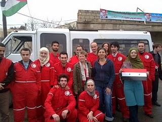 22.12.09 on the eastern turkish border with the red crescent swanseaforpalestine.blogspot.com 20122009306 Rombongon Viva Palestina dari Komunitas Swansea , Inggris di perbatasan Turki bagian timur bersama tim Palang Merah (foto: swanseaactionforpalestine.blogspot.com)