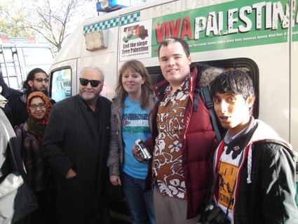 George Galloway, pemimpin misi lifeline 3, Viva Palestina, bersama para pelajar Inggris menjelang keberangkatan ke Gaza dari London (foto: vivapalestina.org)