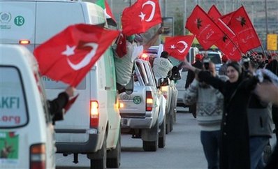 Konvoi Viva Palestina diiringi lambaian bendera Turki (foto: vivapalestina.org)