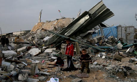 Anak Gaza bermain di depan  reruntuhan rumah mereka yang dibombardir Israel Januari tahun ini (foto: Ashraf Amra/Polaris/eyevine/the guardian)