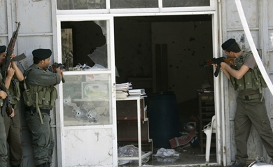 Aksi brutal aparat militer Abbas (Alaqsa Voice)