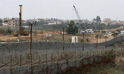 Tembok baja (foto: AV)