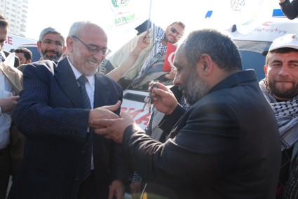 8.1.2010 Turkish Convoy volunteer hands over keys to his vehicles vp.org, handover Serah terima bantuan kemanusiaan dari Viva Palestina kepada rakyat Gaza (foto: vivapalestina.org)
