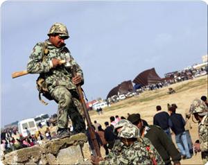 Bentrokan polisi Mesir dengan rakyat Palestina di terminal Rafah yang memerotes serangan polisi Mesir terhadap Viva Palestina (foto: PIC) 