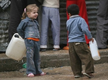 27.02.2010 anak pegang jerry can 743 Gaza (foto: AV)