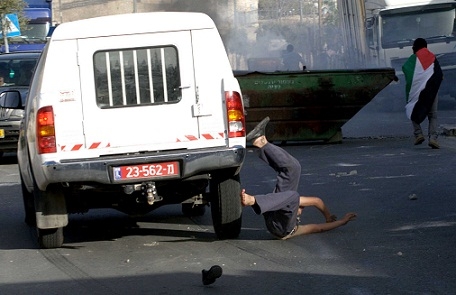 12.4.2010, AV, Tabrak Lari, 4752 Pemukim Yahudi melakukan tabrak lari terhadap seorang warga Palestina (foto: AV)