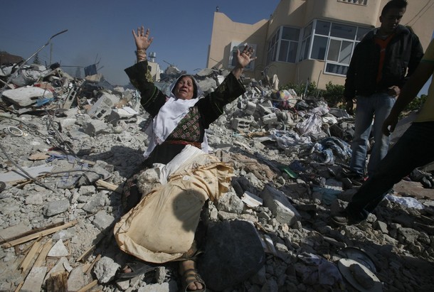 DV698240 Ibu Ali Suwity,pejuang Al-Qassam yang dibunuh Israel menangis di atas reruntuhan rumah yang diledakkan Israel untuk membunuh Suwity (foto:daylife.com)