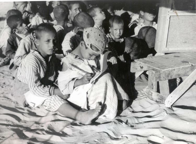 17.5.2010 Anak Nakba Taimoor Bhatti s Boy_sister_school_nakba Anak-Anak pada pengungsian korban Nakba, pembantaian dan pembunuhan rakyat Palestina oleh Zionis Yahudi 1948, demi mendirikan apa yang sekarang disebut dengan Israel, di atas tanah rampasan dari bangsa Palestina itu (foto: Taimoor Bhatti's.Blogspot.com)