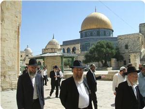 20.5.2010se Para pemukim Yahudi di kitar Masjid Al-aqsha, foto pic DataFiles_Cache_TempImgs_2010_1_images_News_2010_05_20_Mosque-attacked_300_0 Al Quds, (foto: pic)
