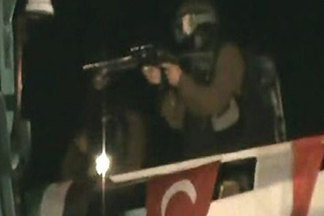 31.5.2010 Israel serang MM aljzeera 201053194517215738_2 Militer Israel naik ke atas kapal Mavi Marmara menembaki para aktivis kemanusiaan (foto: aljazeera)