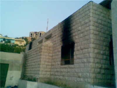 4.5.2010, AV, Masjid dibakar 2, 4982 Asap membubung keluar dari salah satu jendela Masjid Agung di Al Laban (foto: av)