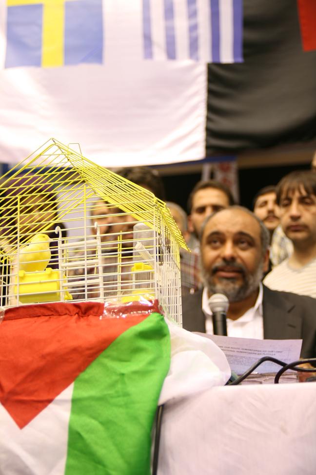Burung Kenari yang dititipkan kepada IHH oleh seorang bocah untuk dilepaskan di Gaza, latar belakang (memegang mikrofon) Bulent Yildirim, Presiden IHH dalam konferensi pers siang tadi. Foto: Sahabatalaqsha.com & Hidayatullah.com