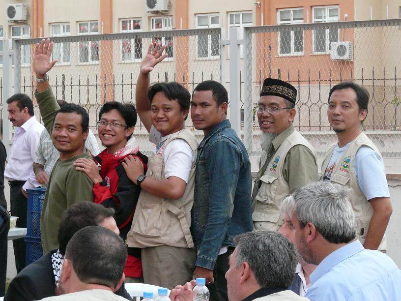 Delegasi Indonesia makin kompak mengantri makan malam. Foto: Sahabatalaqsha.com & Hidayatullah.com
