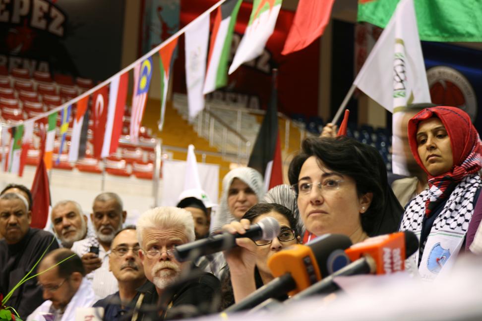 Hanin Zo'bi (memegang mikrofon), anggota parlemen Israel Knesset dari partai kaum Arab mendukung Freedom Flotilla. Foto: Sahabatalaqsha.com & Hidayatullah.com