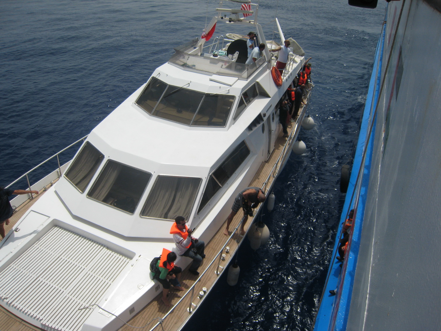 Kapal FGM merapat ke Mavi Marmara Kapal FGM merapat ke Mavi Marmara. Foto: Sahabatalaqsha.com & Hidayatullah.com