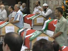 3.6.2010 pemakaman worlbulletin 71398 Jenazah para syuhada Turki yang gugur dibantai militer Israel pada serangan Senin awal pekan ini, terhadap kapal bantuan kemanusiaan Freedom Flotilla dalam pelayarannya menuju Gaza (foto:worldbulletin)  Senin 31 Mei k