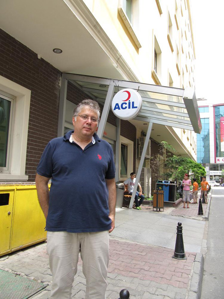 Dr. Mevlit Yurtseven kepala tim dokter di kapal kemanusiaan Mavi Marmara yang diserang tentara Israel di Laut Tengah, di depan rumah sakit Ibnu Sina di mana dia menjadi direkturnya. Foto: Dzikrullah/Sahabat Al-Aqsha