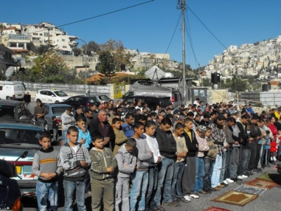 2.7.2010, AV, Shalat Berjamaah di dpn kntr Palang Merah Internasional, 3227 Al Quds yang dijajah (foto: AV)