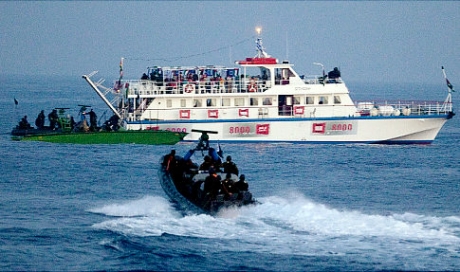 Israeli forces attack aid ship (foto: NY Daily News) Israeli forces attack aid ship (foto: IMEMC)