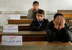 Murid sekolah di Gaza, di hari pertama masuk sesudah serangan Israel awal 2009 lalu, di sampingnya tertulis nama temannya yang mati syahid dibunuh Israel. (foto: Australians for Palestine)