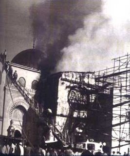 aqsa-burn-b Masjidil Aqsha ketika dibakar Micahel Rohan, turis Yahudi dari Australia, September 1969. (foto: Attending the World)