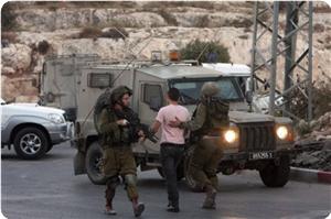 images_News_2010_09_28_iof-arrest_300_0 Polisi penjajah melakukan penangkapan terhadap warga sipil Palestina. Foto : PIC