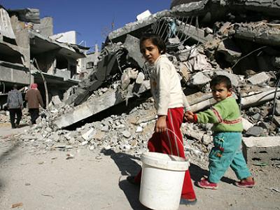 1237924404gaza_children_ruins_bucket Hancur: Anak-anak Gaza di tengah reruntuhan bekas serangan Israel. Ember itu adalah untuk memulung benda-benda apa saja yang masih bisa dimanfaatkan dari tengah reruntuhan. Foto: vfreire