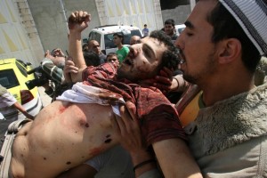 Asy-Syahid Nasyath Al-Karami Tubuh pejuang Palestina Nasyath Al-Karami diangkat warga Al-Khalil dari reruntuhan rumah yang dibuldoser serdadu Zionis