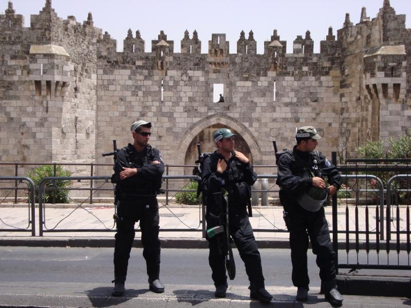 Al-Quds-tentara mencegah laki2 Muslim antara usia 15-40 untuk solat di Masjidil Aqsha Sibuk: Serdadu Zionis Israel yang terkenal 'rajin' membunuh, menyiksa, merusak, merampas, meneror... Foto: AnnaInTheMiddleEast