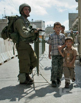 Anak-anak Palestina diteror tentara Zionis - Gambar Ma'an News Agency Ikrar: Anak-anak Palestina yang akan dipaksa berjanji setia kepada 'negara Yahudi dan demokratis Israel.' Foto: Ma'an News Agency.