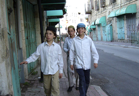 Anak-anak Yahudi Menggedori Rumah-rumah Warga Palestina di Hebron Anak-anak pemukim Yahudi menggedori rumah-rumah warga Palestina di Hebron. Photo: AnnaInTheMiddleEast.com