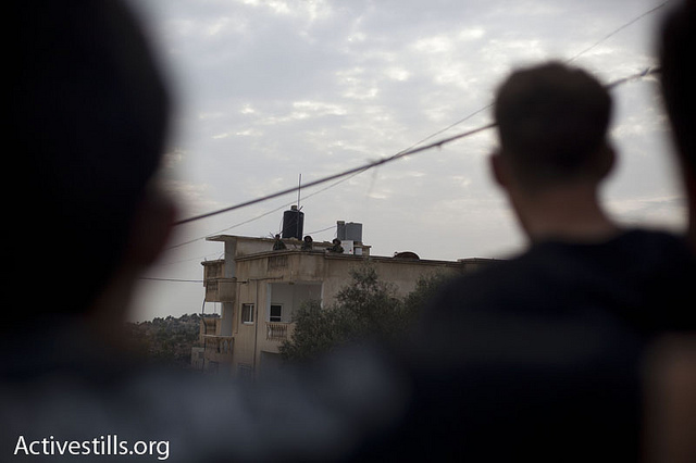 Demonstration in Nabi salih, Palestine, 22/10/2010. Snipers: Sejumlah penembak jitu Zionis Israel menguasai beberapa rumah warga desa Nabi Saleh lalu menjadikan atapnya sebagai pos penembakan terhadap para pengunjuk rasa. Foto: Activestills