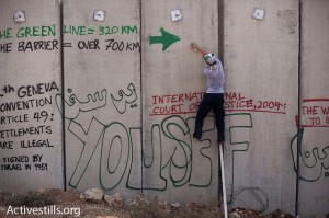 Protest against the apartheid wall, Nilin, Palestine,22/10/2010 Tembok Zionis: Inilah tembok setinggi 8-10 meter yang didirikan Zionis Israel dengan sewenang-wenang, memisahkan keluarga dari keluarga, petani dengan ladangnya, dan memutus akses ke rumah sakit dan sekolah. Foto: Joseph Dana