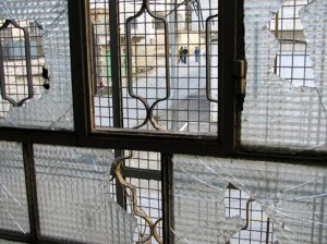 Jendela Rumah Warga Palestina yang Dilempari Batu oleh Pemukim Yahudi di Hebron Jendela rumah warga Palestina sehabis ditimpuki batu oleh pemukim Yahudi di Hebron. Photo: AnnaInTheMiddleEast.com