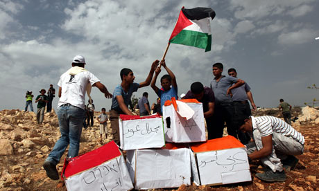 Palestinian-and-foreign-a-006 Warga Palestina membakari kotak-kotak yang melambangkan pemukiman Yahudi dalam demonstrasi damai di Bayt Umar di Al-Khalil. Foto: PIC