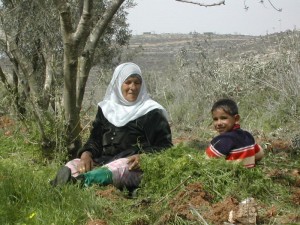 Petani Palestina untuk pertama kalinya bisa memasuki tanah mereka yang selama bertahun-tahun diblokir para pemukim Yahudi Petani Palestina yang bergembira karena untuk pertama kalinya bisa memasuki tanah mereka yang diblokir selama bertahun-tahun oleh pemukim Yahudi. Photo: AnnaInTheMiddleEast.com