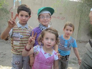 'Victory': Bocah-bocah Latakia yang mendukung misi kemanusiaan membantu rakyat Gaza. Foto: Sahabat Al-Aqsha
