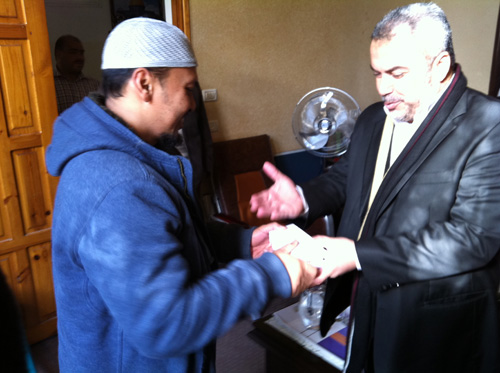 Tim Sahabat Al-Aqsha menyerahkan dana USD50.000 kepada Menteri Waqaf Palestina Dr. Ismail Ridwan di Gaza.