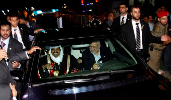 PM Palestina Ismail Haniyah menyupiri Emir Qatar Syekh Hamad bin Khalifa Al-Thani saat mengunjungi Jalur Gaza yang terkepung bulan Oktober tahun lalu. foto: NY Times