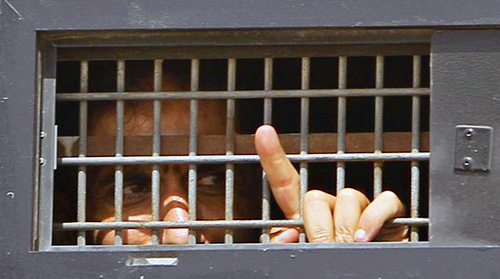 Tawanan Palestian di mobil penjara mengisyaratkan kata 'Ahad' dengan satu jari. Untuk menunjukkan hanya kepada Allah dia menggantungkan nasib. foto: Toledo Blade