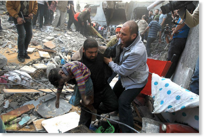Pengangkatan jenazah salah satu anak keluarga Al-Dalou. Rumahnya hancur total dirudal zionis 18 Nopember 2012. foto: AFP/Mahmoud Hams