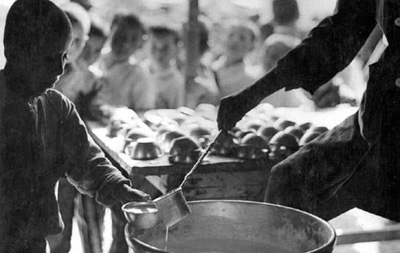 Anak-anak Palestina 1948 sedang antri jatah sup di kamp pengungsi. foto: Occupied Palestine