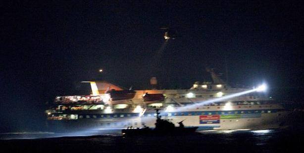 Detik-detik berdarah penyerangan angkatan laut zionis atas kapal kemanusiaan Mavi Marmara, berhasil diabadikan wartawan Sydney Morning Herald yang ikut dalam rombongan di kapal lain. Ada 6 kapal di rombongan kemanusiaan Freedom Flotilla itu. foto: SMH