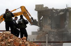 Didukung atau tidak didukung negara manapun watak asli Yahudi Bani Israil terus hancurkan rumah-rumah rakyat Palestina yang dijajahnya. foto: Ramy Abdel Jabbar