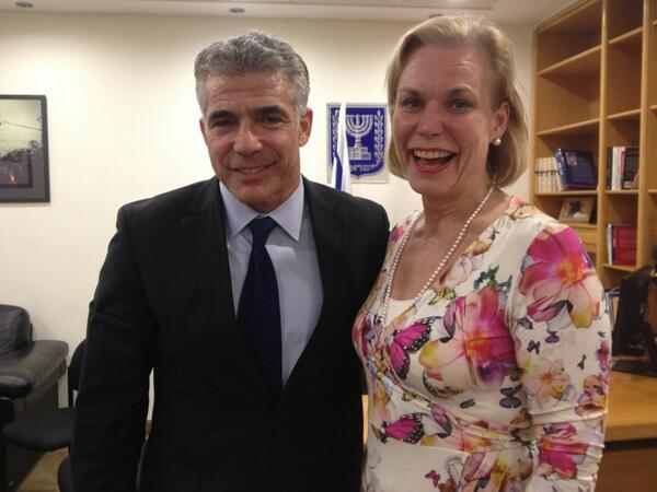 Menteri Swedia Gunilla Carlsson (kiri) dan Menteri Keuangan Zionis Yair Lapid. foto: Khusus