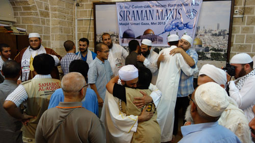 Pelukan erat ini tanda cinta yang serius, tapi sekaligus janji jumpa lagi di negeri kami Ramadhan ini. Insya Allah. foto: Sahabat Al-Aqsha | Sahabat Suriah